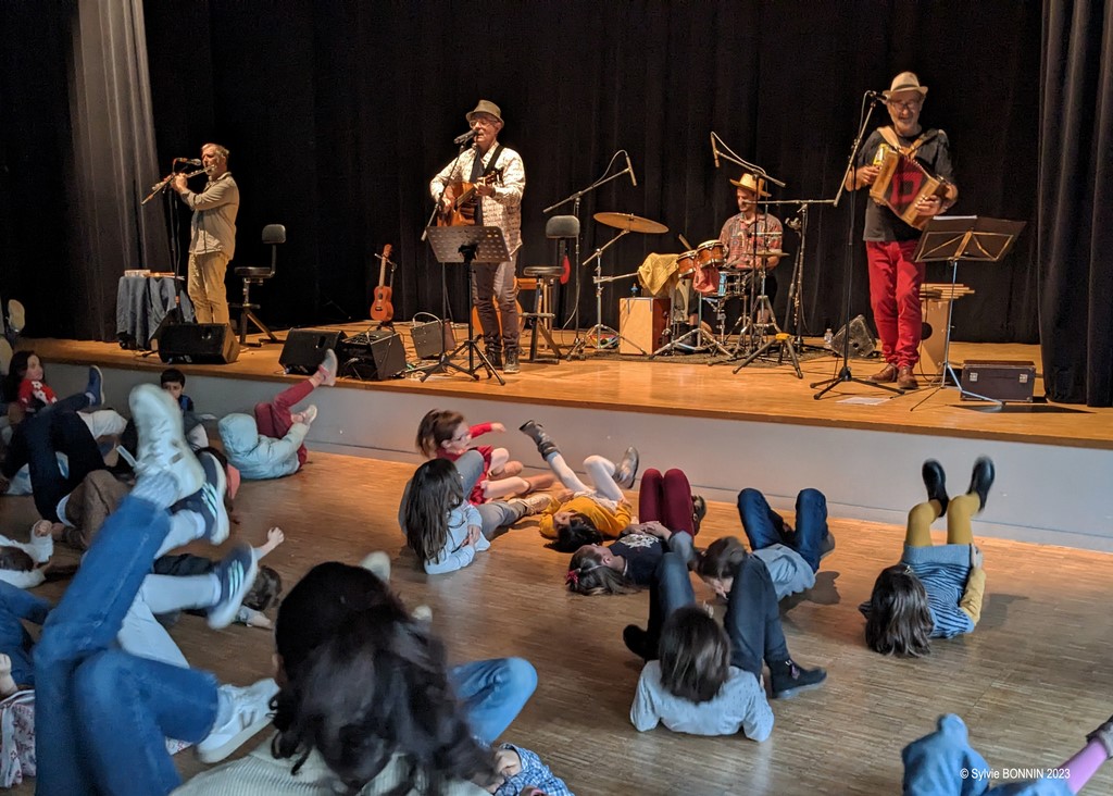 Le Photos du bal pour enfants de la compagnie Balao