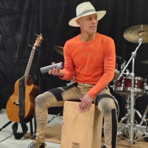 Musiqcien du bal pour enfants, Batterie, percussions, choeurs, flûte traversière irlandaise, guitare